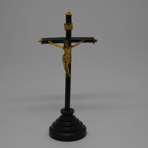 alt=\"Crucifijo de madera y hueso antiguo\"