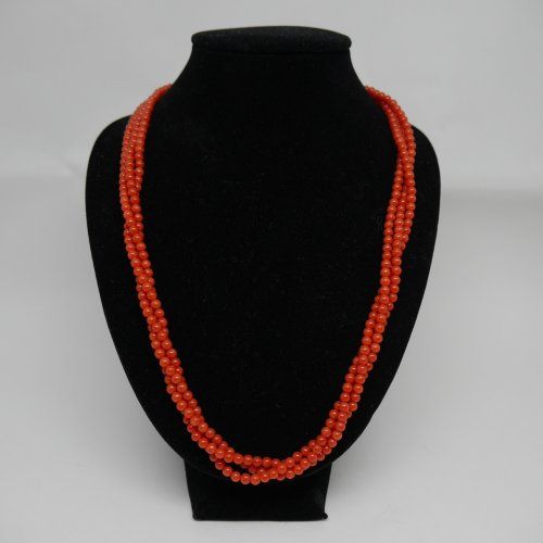 alt=\"Collar 3 vueltas de Corales con cierre de Oro de ley 18 K.\"