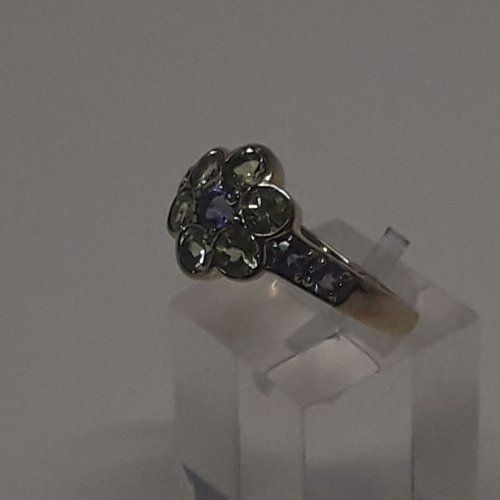 alt=\"Sortija de oro bajo 9 K. con olivinas y amatistas\"