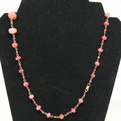 alt=\"Collar de oro de ley 18 K con rubies facetados en disminución\"