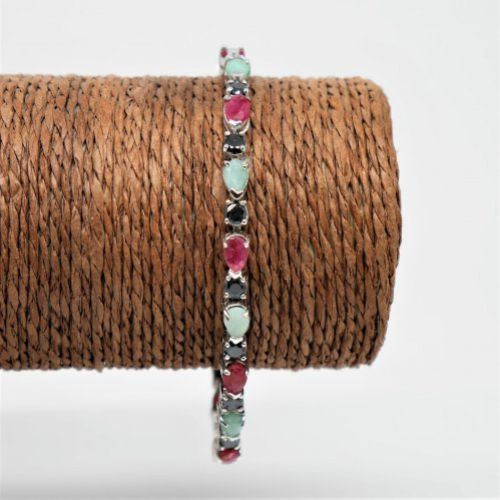 alt=\"pulsera de plata de ley rodinada 925 Mils. con rubies, zafiros y esmeraldas. www.santelmotienda.com\"