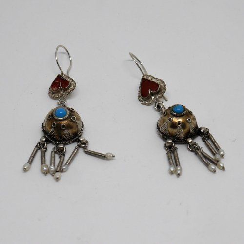 alt=\"Pendientes largos Afganos de Plata y laton con Cornalinas y Perlas de rio. santelmotienda.com\"