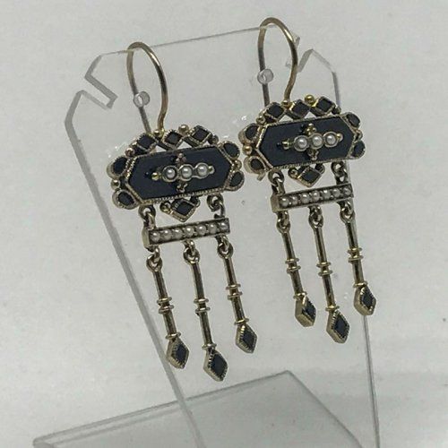 alt=\"Pendientes de oro bajo 9  K. con ónix negro y perlitas\"