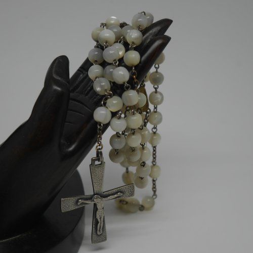 alt=\"Rosario antiguo de nacar y metal plateado. www.santelmotienda.com\"