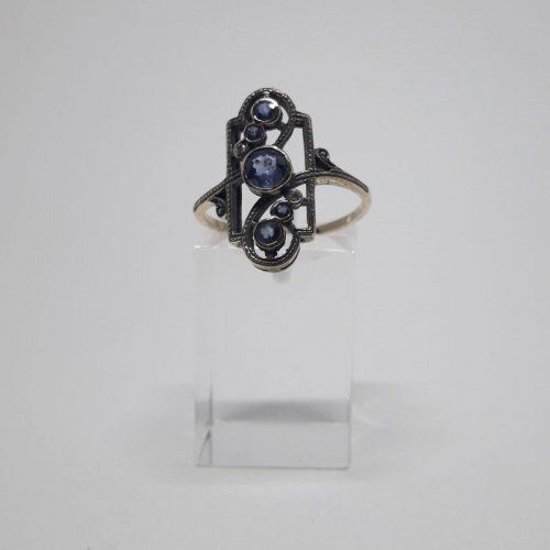 alt=\"Sortija de oro bajo 9 K. con 3 topacios azules\"
