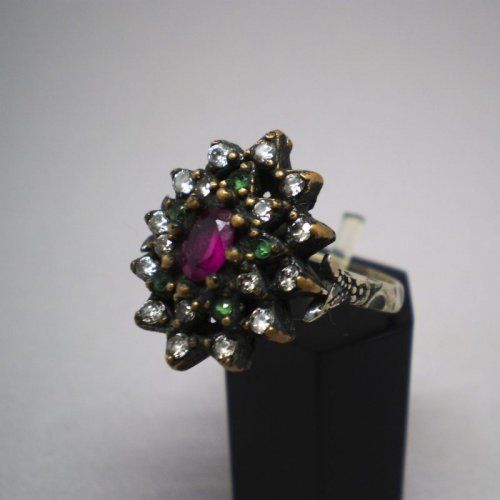 Sortija de plata de ley 925 Mils. con piedras semipreciosas rojas y verdes