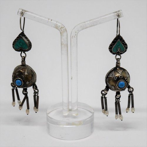 alt=\"Pendientes largos Afganos de Plata y laton con Turquesas y Perlas de rio. santelmotienda.com\"