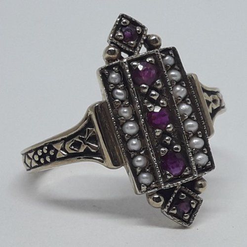 alt=\"Sortija de oro bajo 9 K. con rubies y perlas de aljofar·\"