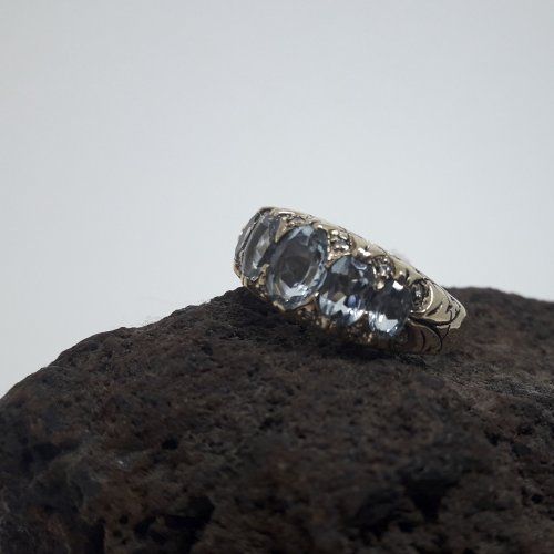 Sortija de oro bajo, 9 k. con 5 agua marinas y 12 brillantes