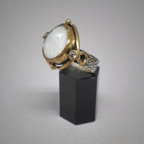 Sortija de plata y plata dorada de ley 925 Mils. con perla natural y 3 circonitas