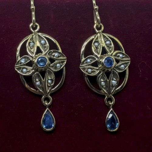 alt=\"Pendientes de oro bajo 9  K. con zafiros azules y perlitas\"