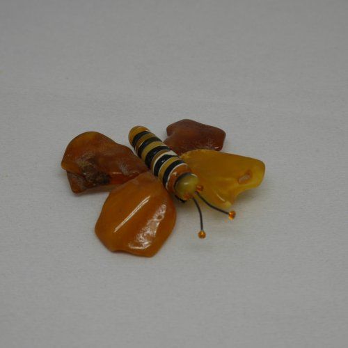 alt=\"Broche de ámbar y plata en forma de mariposa\"