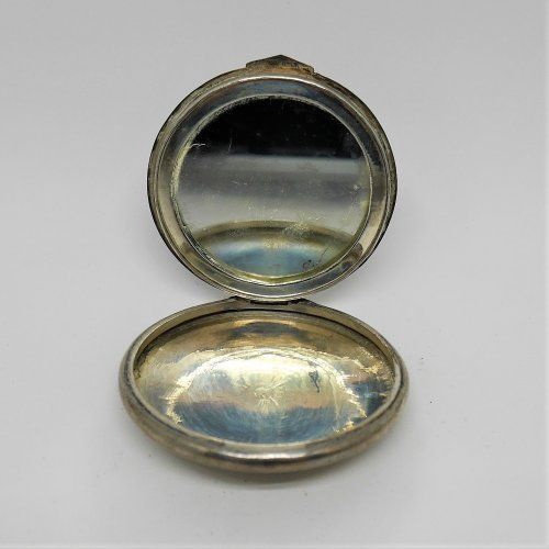 alt=\"polvera glilloche francesa de los años 40 de plata de ley con esmalte. www.santelmotienda.com\"