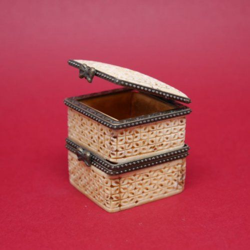 Caja doble  de hueso calada tallada a mano