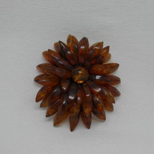 alt=\"Broche de ámbar en forma de flor color miel\"