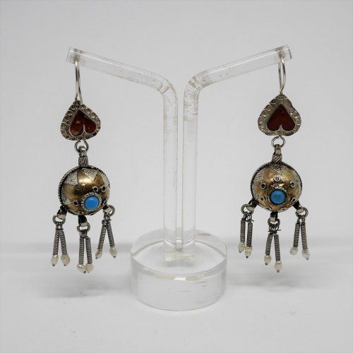 alt=\"Pendientes largos Afganos de Plata y laton con Cornalinas y Perlas de rio. santelmotienda.com\"