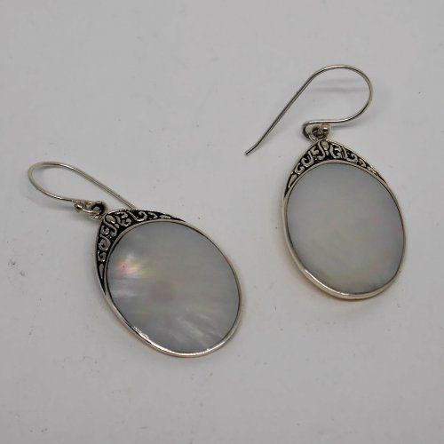 alt=\"Pendientes largos de Plata de ley 925 MIls. y nácar. www.santelmotienda.com\"