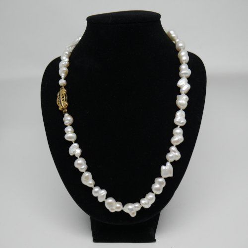 alt=\"Collar de Perlas de Aguadulce con cierre de Oro de ley 18 K. con Zafiros y Brillantes\"