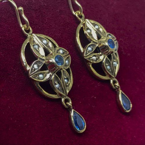 alt=\"Pendientes de oro bajo 9  K. con zafiros azules y perlitas\"