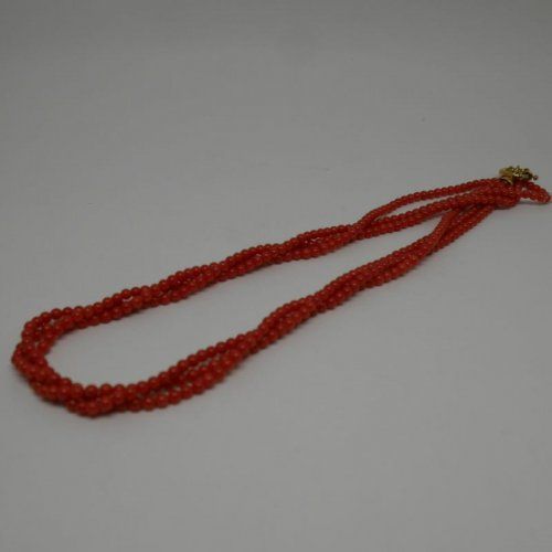 alt=\"Collar 3 vueltas de Corales con cierre de Oro de ley 18 K.\"